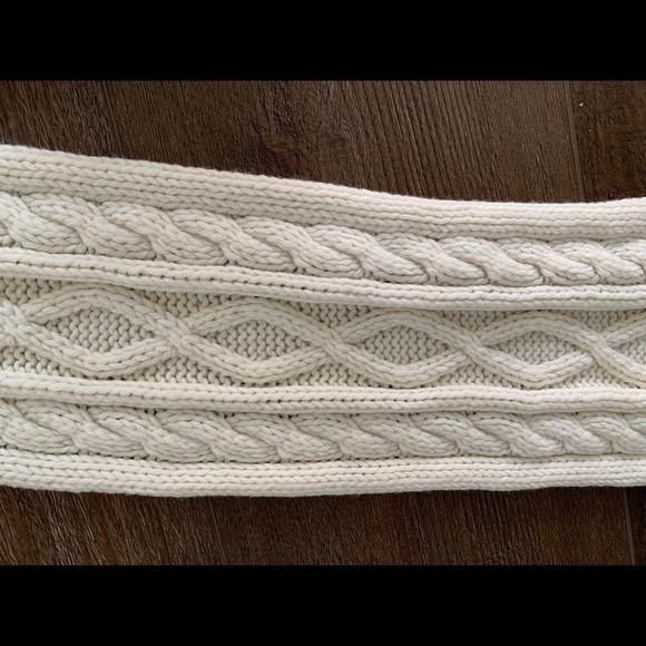 Elegant Cream Cable Knit Scarf - Picture 4 of 6